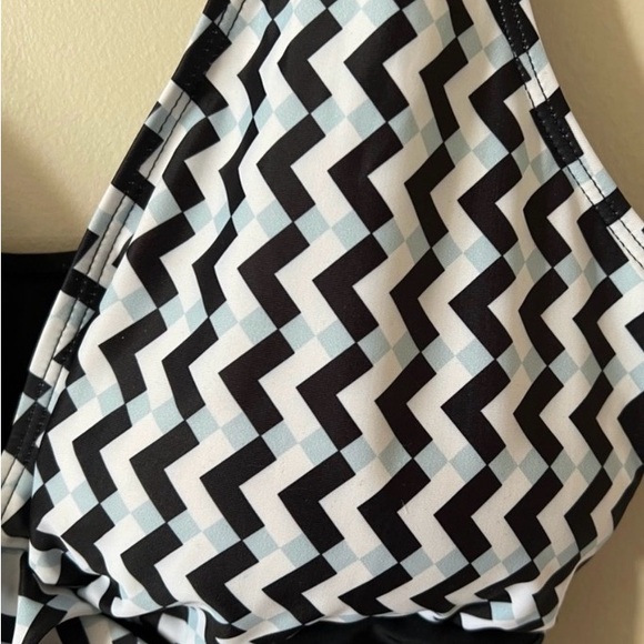 $13 or 2 for $20. Black & White Tankini Top Size L Ruched, Slimming - Picture 5 of 7